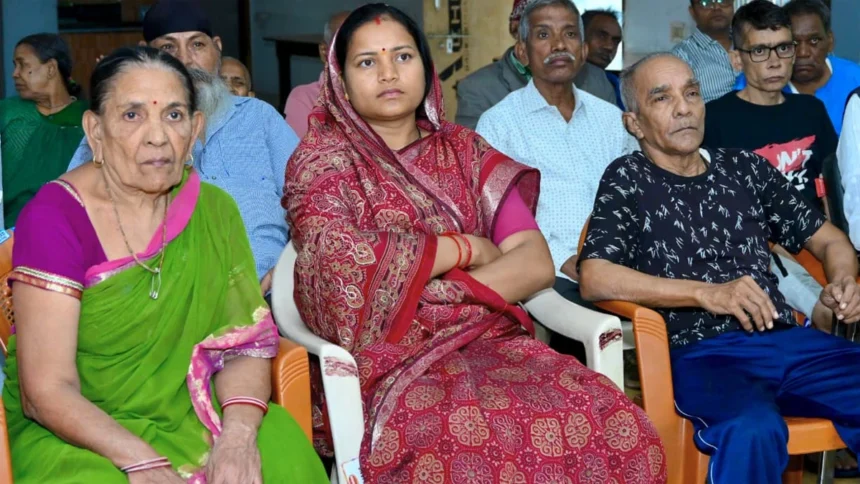 वृद्धजनों के साथ मंत्री लक्ष्मी राजवाड़े ने सुनी ‘मन की बात’