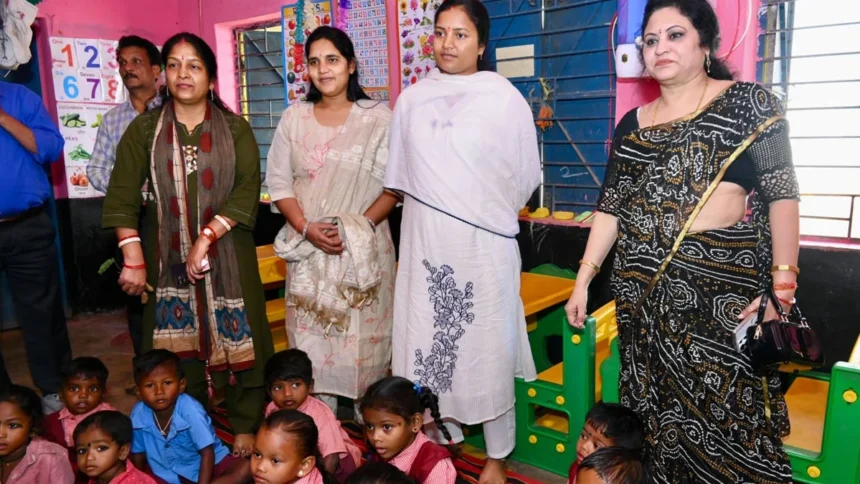 बच्चों से आत्मीय संवाद कर पोषण, स्वास्थ्य और देखभाल की व्यवस्थाओं का लिया जायजा