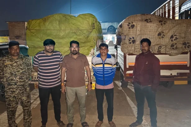 जिला प्रशासन ने रात में की कार्रवाई, वैध दस्तावेज नहीं मिलने पर वाहनों सहित धान पुलिस को सौंपा