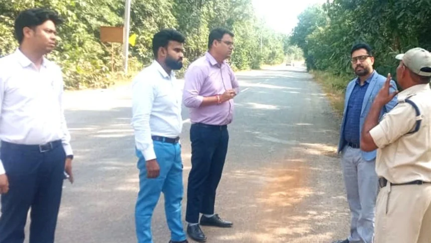 कलेक्टर धान खरीदी के पूर्व तैयारियों का जायजा लेने अंतर्राज्यीय चेक पोस्ट सिंघोड़ा एवं रेहटीखोल पहुंचे