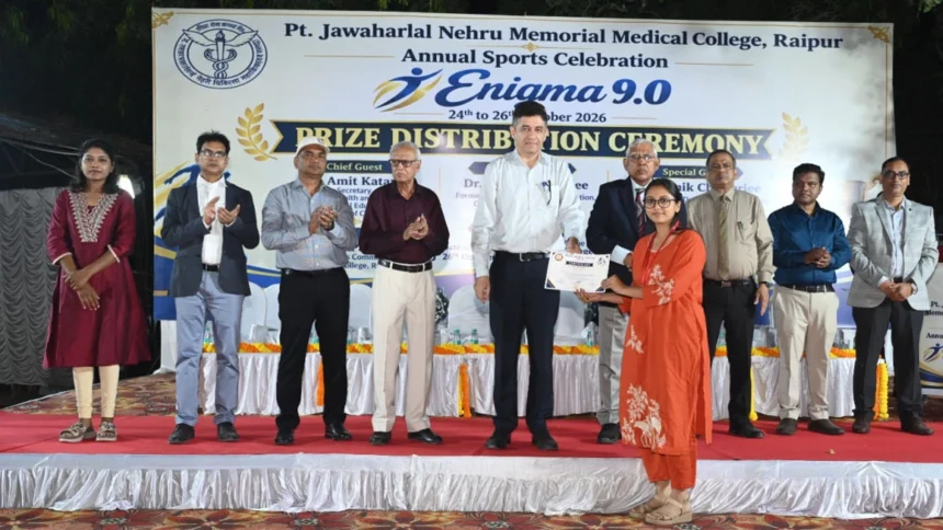 विजेताओं को गोल्ड, सिल्वर और ब्रांज़ मेडल से किया गया सम्मानित