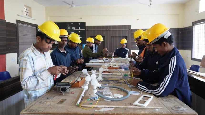 नक्सल प्रभावित क्षेत्रों के 2,323 पुनर्वासितों को दिया गया कौशल प्रशिक्षण