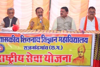 राजनांदगांव के सत्यानंद आश्रम में राष्ट्रीय सेवा योजना के स्वयंसेवक विद्यार्थियों से किया संवाद