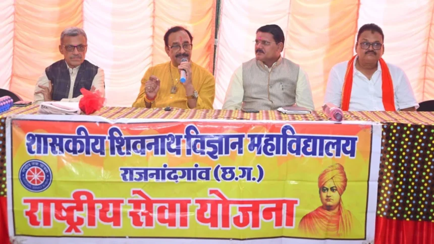 राजनांदगांव के सत्यानंद आश्रम में राष्ट्रीय सेवा योजना के स्वयंसेवक विद्यार्थियों से किया संवाद